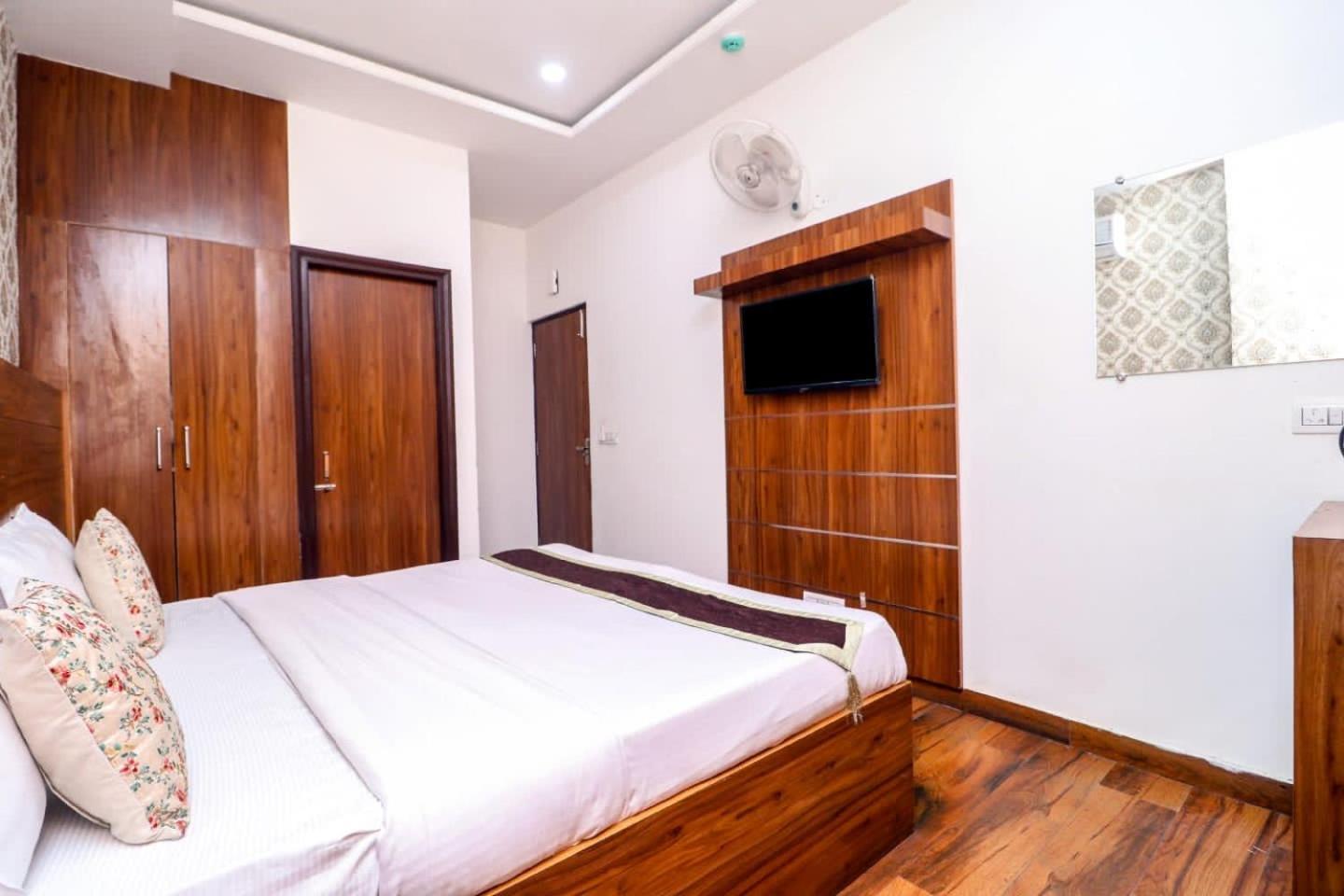 Hotel Fusion Патіала Екстер'єр фото